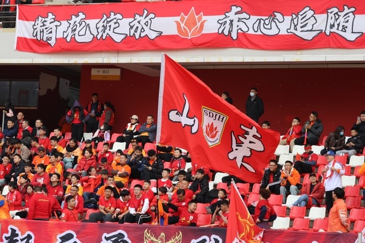 主場(chǎng)上萬(wàn)名球迷的吶喊助威，給山東體彩女足征戰(zhàn)女超增添了能量與動(dòng)力